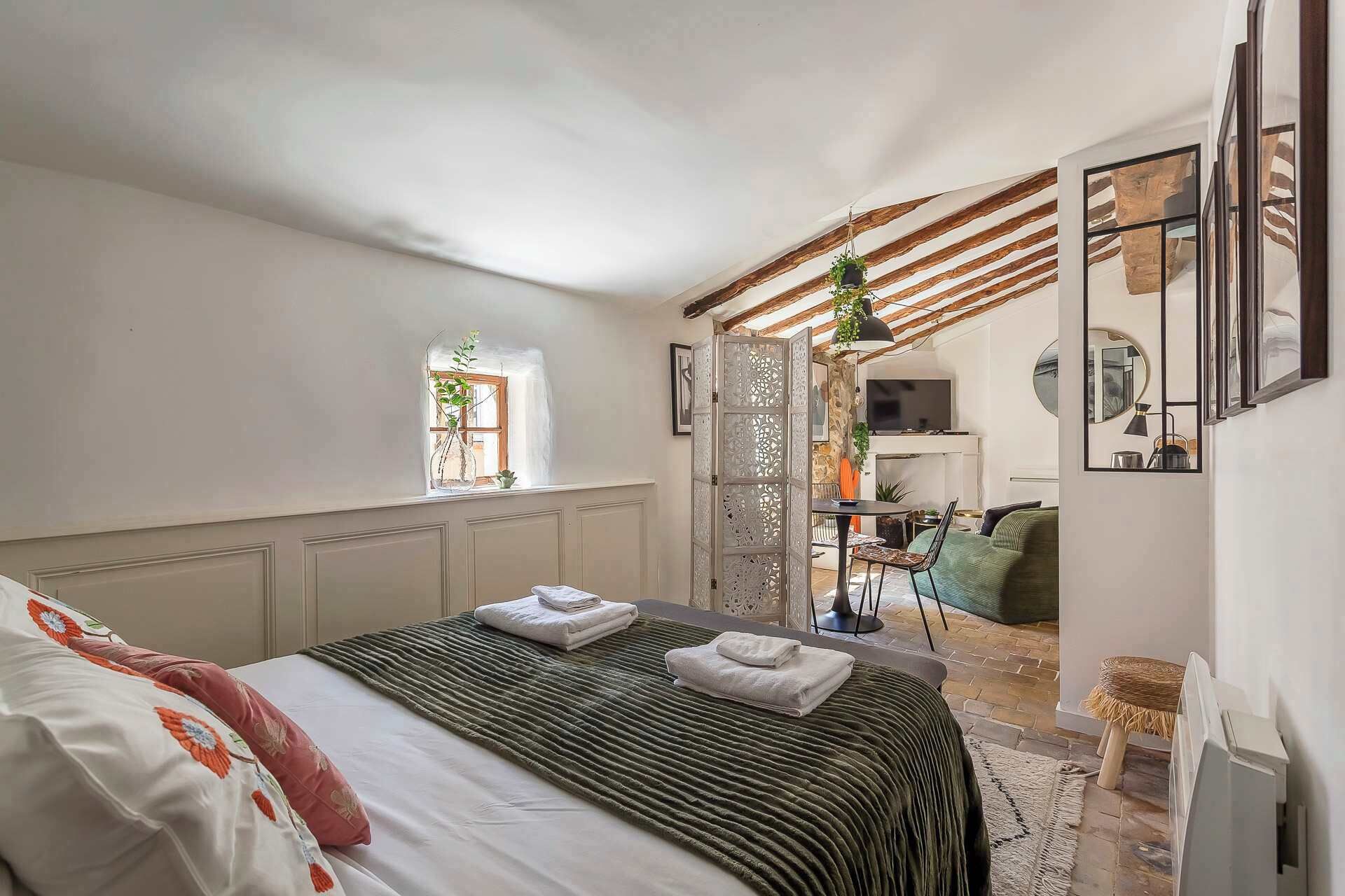 1 bedroom, desk, iron/ironing board, WiFi