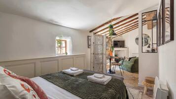 1 bedroom, desk, iron/ironing board, WiFi