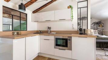 Fridge, microwave, oven, stovetop