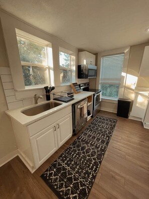 Private kitchen - The Green Velvet Escape Romantic Stay (Jacksonville)