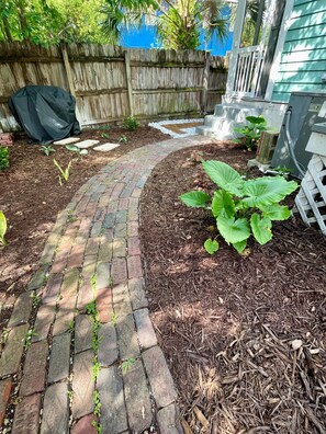 Property grounds - The Green Velvet Escape Romantic Stay (Jacksonville)