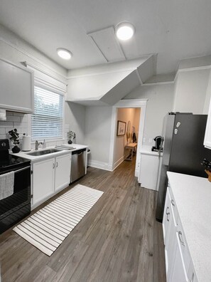 Microwave, oven, stovetop, dishwasher - The Cozy Historic Retreat 2 BR (Jacksonville)
