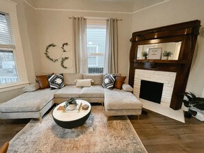 Fireplace - The Cozy Historic Retreat 2 BR (Jacksonville)