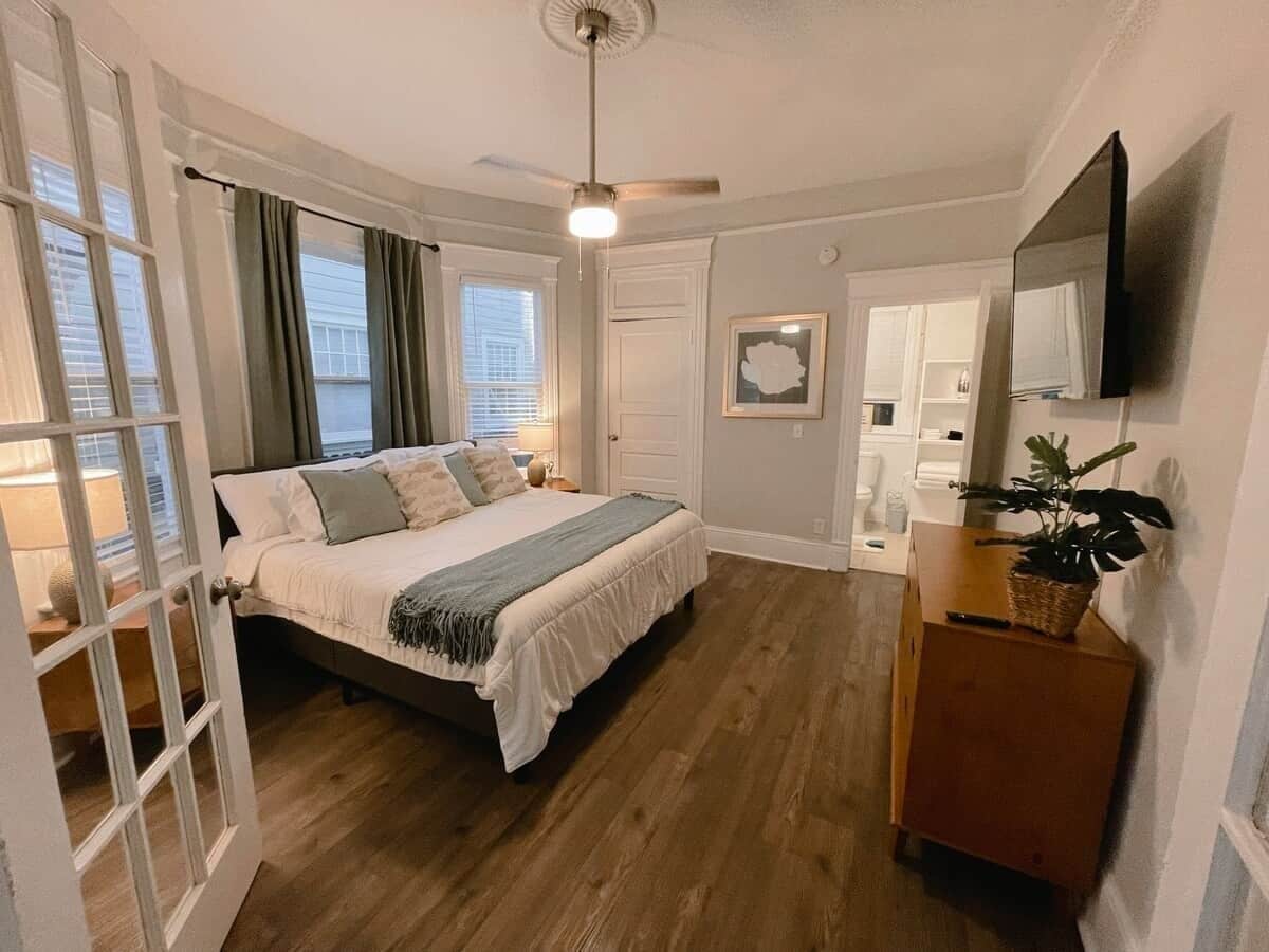 2 bedrooms, iron/ironing board, WiFi, bed sheets