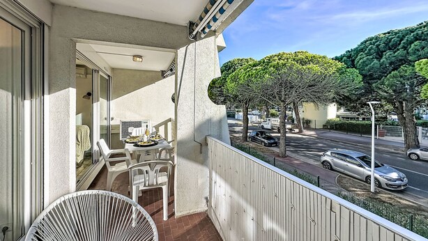 Outdoor dining - La Frégate by Interhome (Port Camargue)