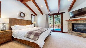 4 bedrooms, travel cot, WiFi, bed sheets - NEW! Graystone #2150 4-Bedroom Home with Pool and Golf course view (Mammoth Lakes)