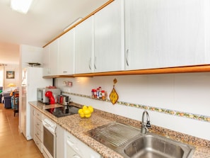 Kühlschrank, Mikrowelle, Ofen, Kochgeschirr/Geschirr/Besteck