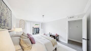 Iron/ironing board, bed sheets