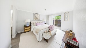 A bedroom with a bed, bedside table, lamp, and a view of the outdoors. - Newly furnished  • 3mins to Galleria  •Uptown Houston •King & Queen (Houston)