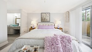 A bedroom with a bed, bedside lamps, a large window, and a view of the outdoors. - Newly furnished  • 3mins to Galleria  •Uptown Houston •King & Queen (Houston)