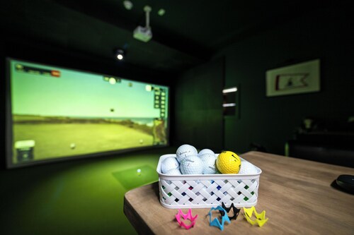 Cabot Trail Clubhouse- private golf simulator