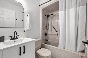 Hair dryer, towels, soap, toilet paper - Cabot Trail Clubhouse- private golf simulator (Grand Étang)