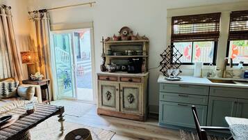 Smart TV, chimenea y libros