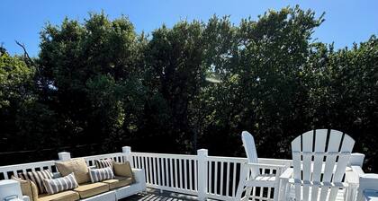 Charming Coastal 1 bedroom Cottage with pool access and steps to the beach
