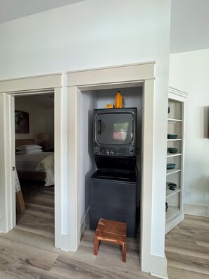 1 bedroom, free WiFi, bed sheets - Charming Coastal 1 bedroom Cottage with pool access and steps to the beach (Atlantic Beach)
