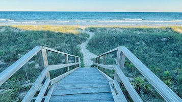 Plage, chaises longues, serviettes de plage