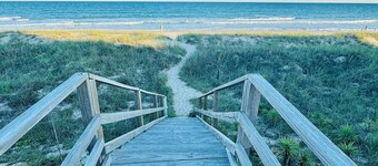 Charming Coastal 1 bedroom Cottage with Pool, Hottub, and Steps to the Beach