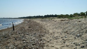 A rocky beach with a clear sky. - Ferienwohnung in Wenkendorf mit Garten (Fehmarn)