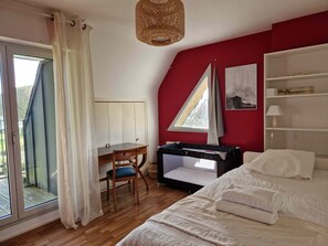 3 bedrooms, iron/ironing board, WiFi, bed sheets