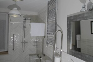 Hair dryer, towels - Adapted room 1 in El Villar house (Estación de Brazatortas-Veredas)