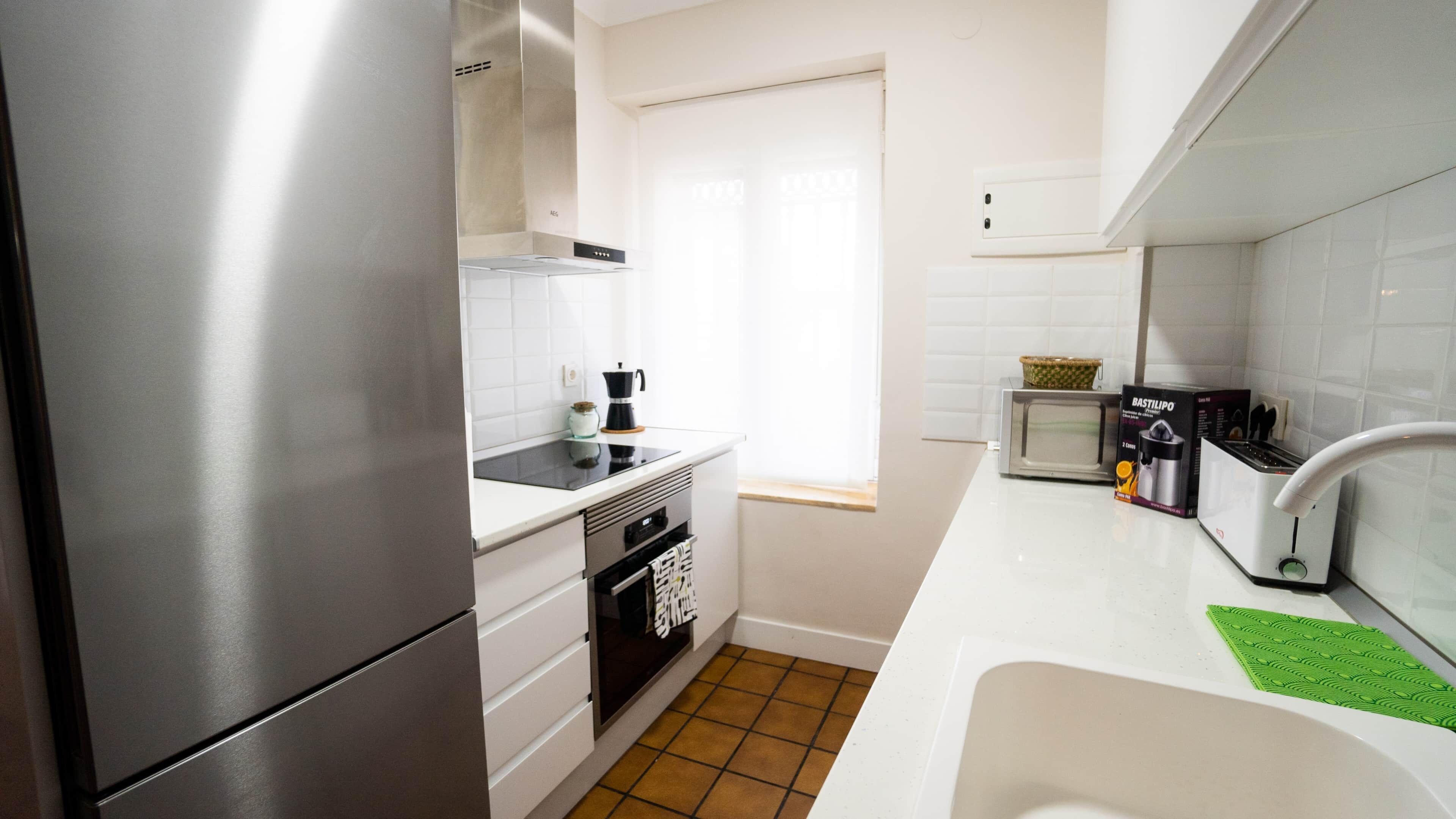 Frigorífico, microondas, horno y placa de cocina