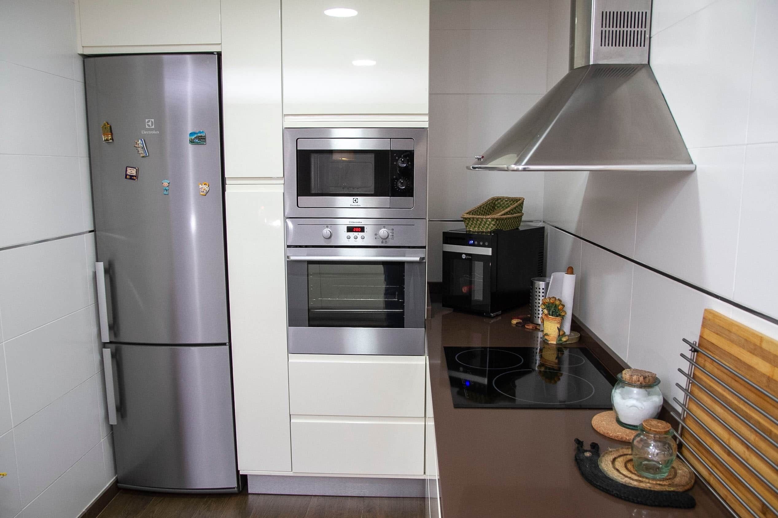 Een koelkast, een magnetron, een oven, een kookplaat