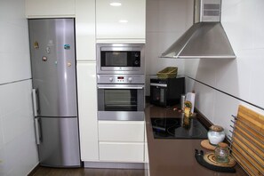 Refrigerador, microondas, horno y parrilla de estufa 