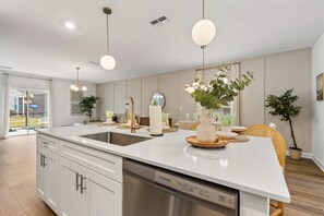 Fridge, microwave, oven, stovetop - Stunning 5Bd Near Disney   Reunion 7832 (Kissimmee)