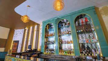 2 bars/lounges
