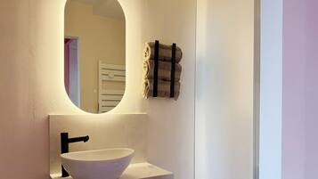 Douche, sèche-cheveux, serviettes fournies, savon