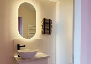 Douche, sĂšche-cheveux, serviettes fournies, savon