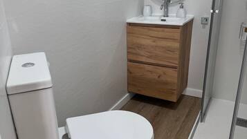 Een douche, een haardroger, zeep