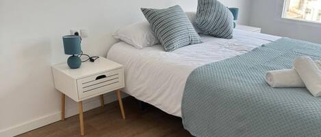 4 habitaciones, tabla de planchar con plancha y wifi