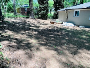 Property grounds - 3-bedroom house in soothing Atlanta with cool AC comfort (Atlanta)