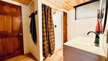 Douche, sèche-cheveux, serviettes fournies, savon