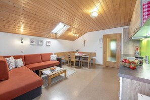 Interior - Apartment "Wohnung Rosengarten Wieserhof" with Mountain View, Shared Garden & Wi-Fi (Aica di Sopra)