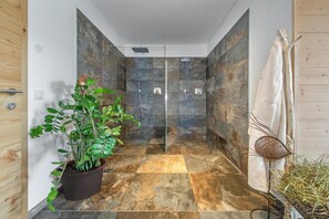 Shower, hair dryer - Apartment "Wohnung Rosengarten Wieserhof" with Mountain View, Shared Garden & Wi-Fi (Aica di Sopra)