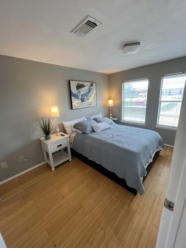 Comfortable Condo Near Plants & Beach /WiFi, Kitchen, Pool