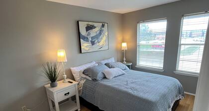 Comfortable Condo Near Plants & Beach /WiFi, Kitchen, Pool