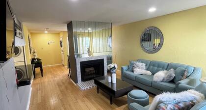 Comfortable Condo Near Plants & Beach /WiFi, Kitchen, Pool