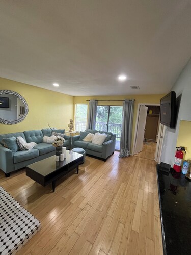 Comfortable Condo Near Plants & Beach /WiFi, Kitchen, Pool