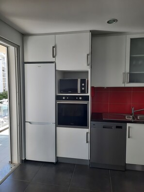 Fridge, microwave, oven, stovetop - Holiday Apartment 'Cantinho Do Amparo' with Balcony, Wi-Fi and Air Conditioning (Portimão)