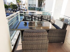Outdoor dining - Holiday Apartment 'Cantinho Do Amparo' with Balcony, Wi-Fi and Air Conditioning (Portimão)