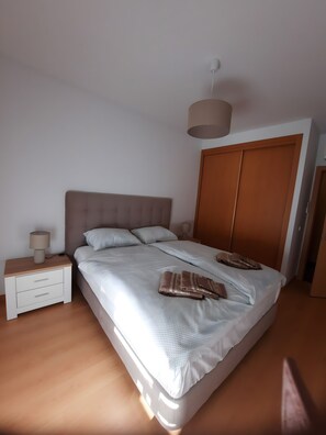 2 bedrooms, WiFi, bed sheets, wheelchair access - Holiday Apartment 'Cantinho Do Amparo' with Balcony, Wi-Fi and Air Conditioning (Portimão)