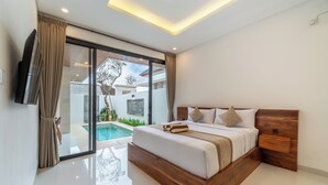 Un dormitorio moderno con una cama grande, un televisor montado en la pared y una puerta de cristal que da a una zona de piscina.