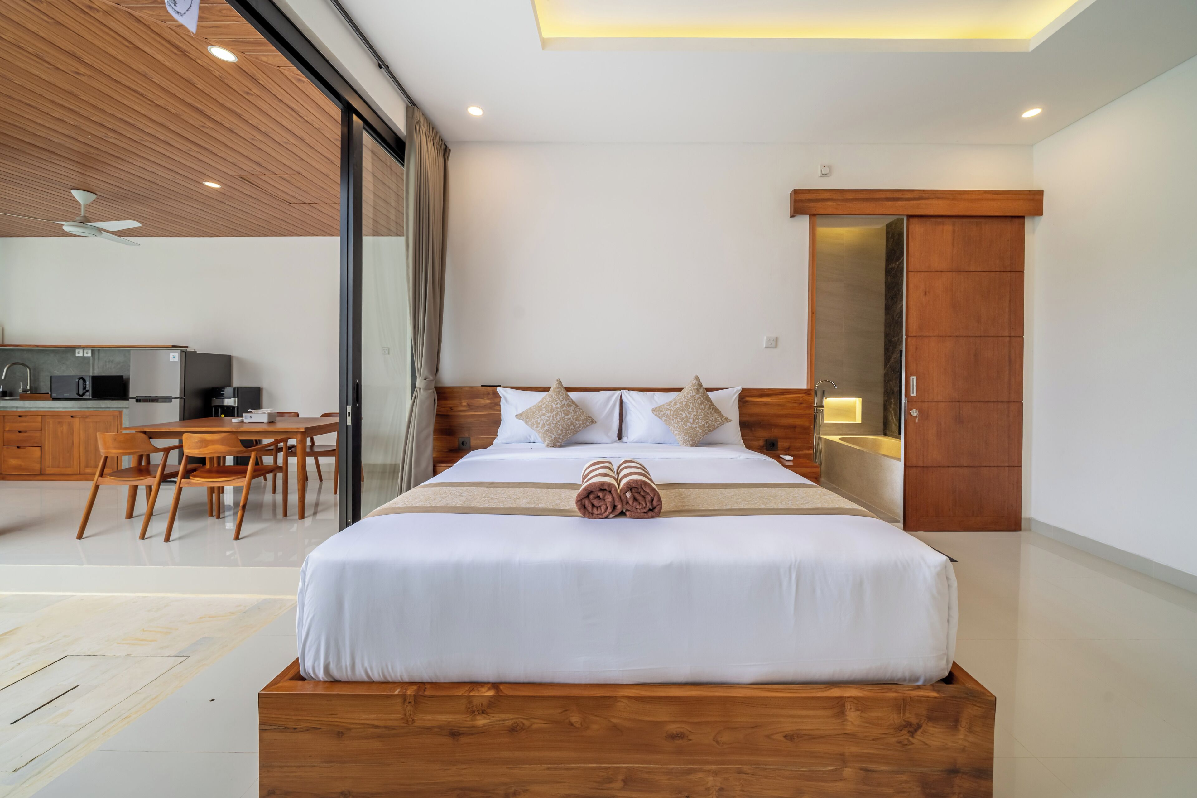 Villa, 1 slaapkamer, privézwembad | Een kluis op de kamer, een bureau, een laptopwerkplek, gratis wifi