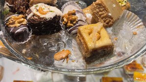 Un aparador amb una gran varietat de pastissos i dolços.