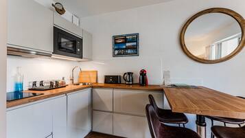 Refrigerador, microondas, placa de cocina, lavavajillas