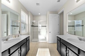 Shower, hair dryer, towels, shampoo - 6 mins to Disney • Game/Themed Rooms • Pool & Spa (Kissimmee)