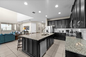 Fridge, microwave, oven, stovetop - 6 mins to Disney • Game/Themed Rooms • Pool & Spa (Kissimmee)